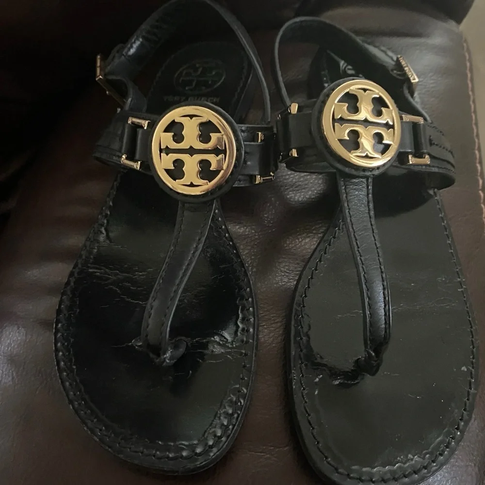 Tory Burch Cassia Black Leather Logo T-Strap Flat Thong Sandals Resortwear 7M
